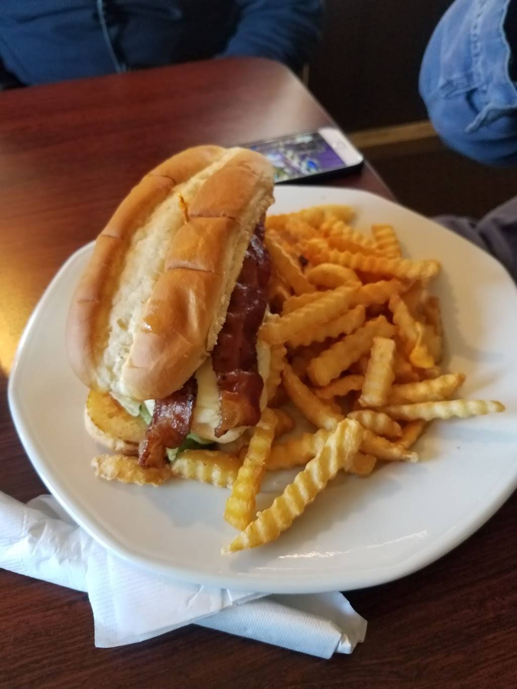 Chicos Bar & Grill | night club | 575 S 6th St, Wood River, IL 62095, USA | 6182541310 OR +1 618-254-1310