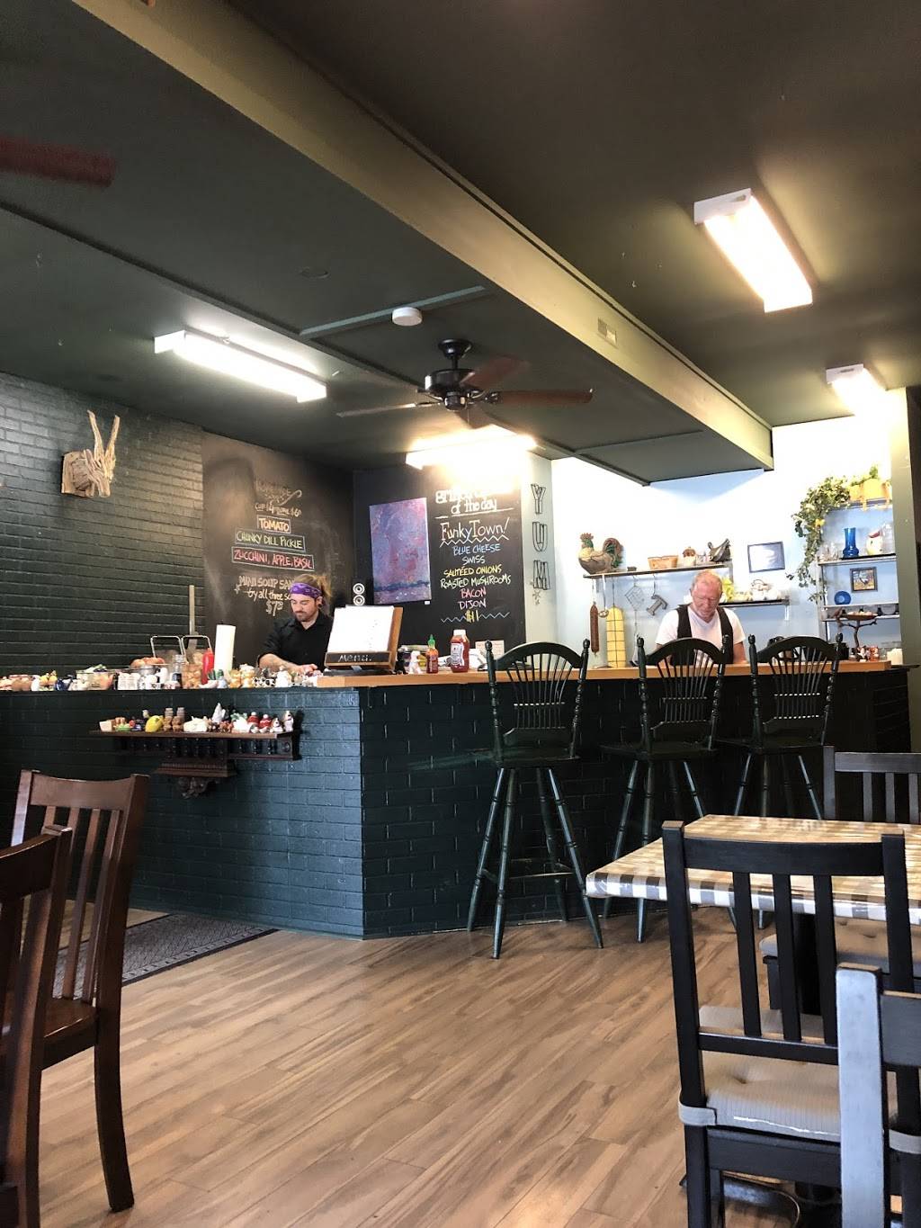 The Grilled Cheese Hideaway | restaurant | 33 King St E, Bobcaygeon, ON K0M 1A0, Canada | 7058212137 OR +1 705-821-2137