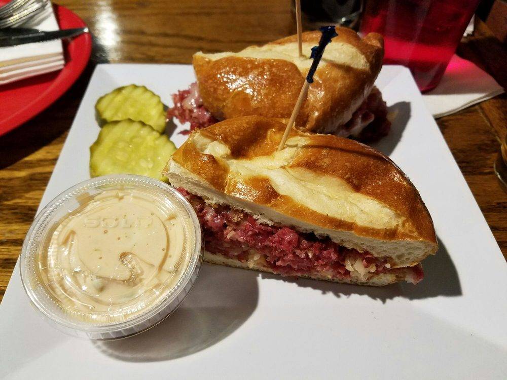 Augies Bar & Grill | restaurant | 31660 John R Rd, Madison Heights, MI 48071, USA | 2485883120 OR +1 248-588-3120