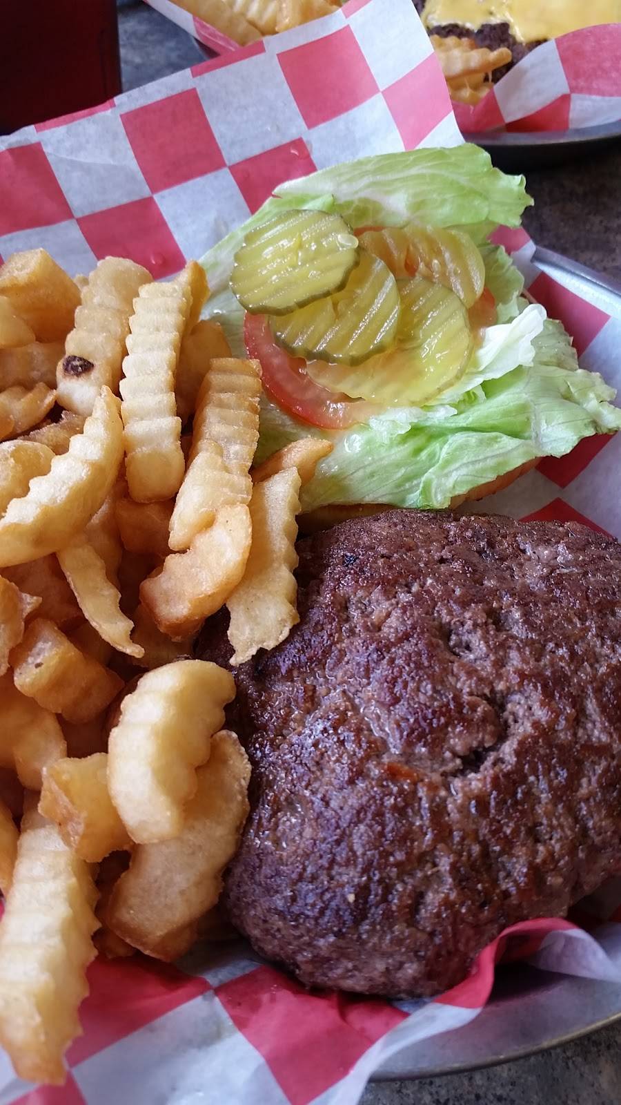 Lees | restaurant | 4128 14th Ave, Rock Island, IL 61201, USA | 3095580097 OR +1 309-558-0097