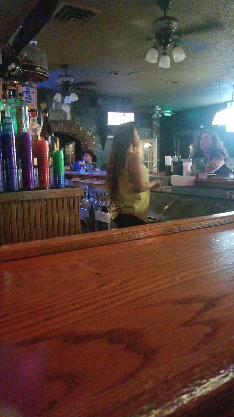 Weekends Tavern | restaurant | 2065 First St, Alamosa, CO 81101, USA | 7195895579 OR +1 719-589-5579