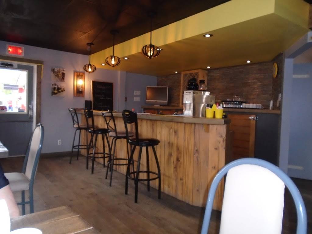 Resto-bar Le Bouchette | restaurant | 43 Rue Principale, Bouchette, QC J0X 1E0, Canada | 8735668989 OR +1 873-566-8989