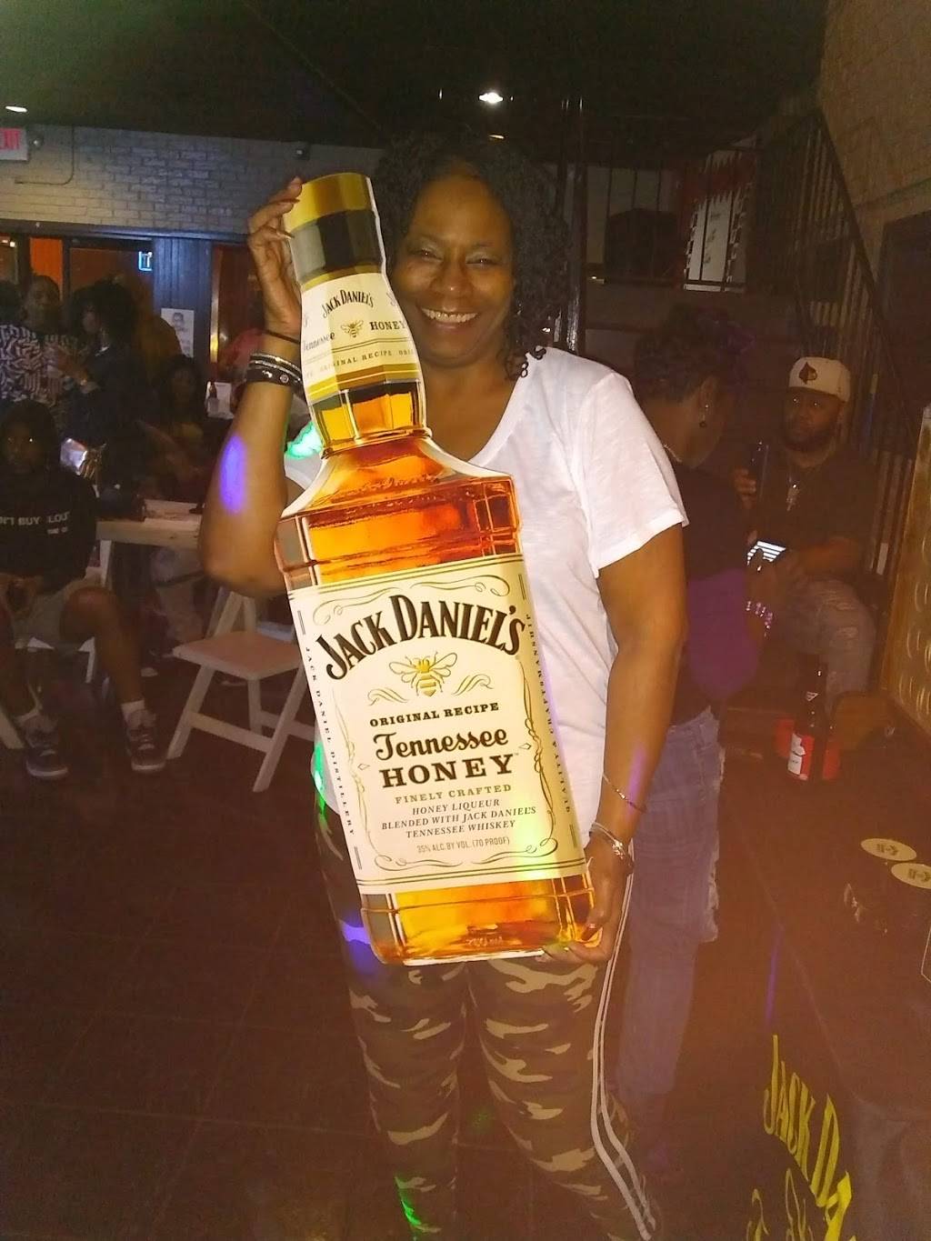 Double Deuce Sports Bar & Grill | restaurant | 2529 W Broadway, Louisville, KY 40211, USA | 5023985308 OR +1 502-398-5308