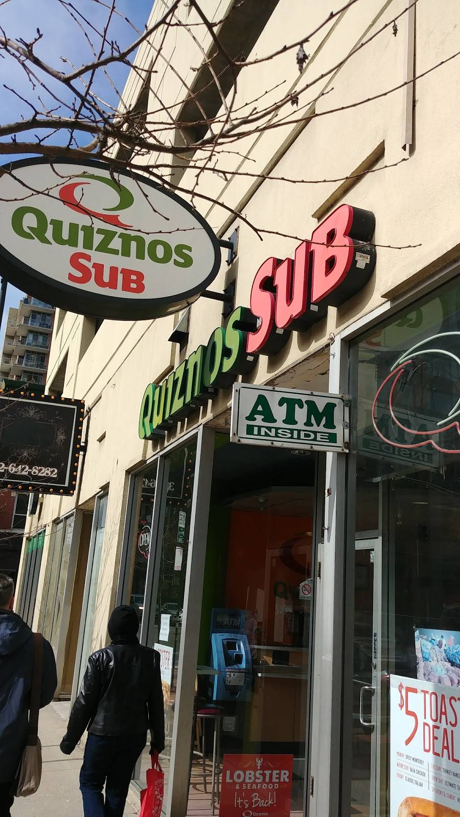 Quiznos | restaurant | 164 W Division St, Chicago, IL 60610, USA | 3126423355 OR +1 312-642-3355