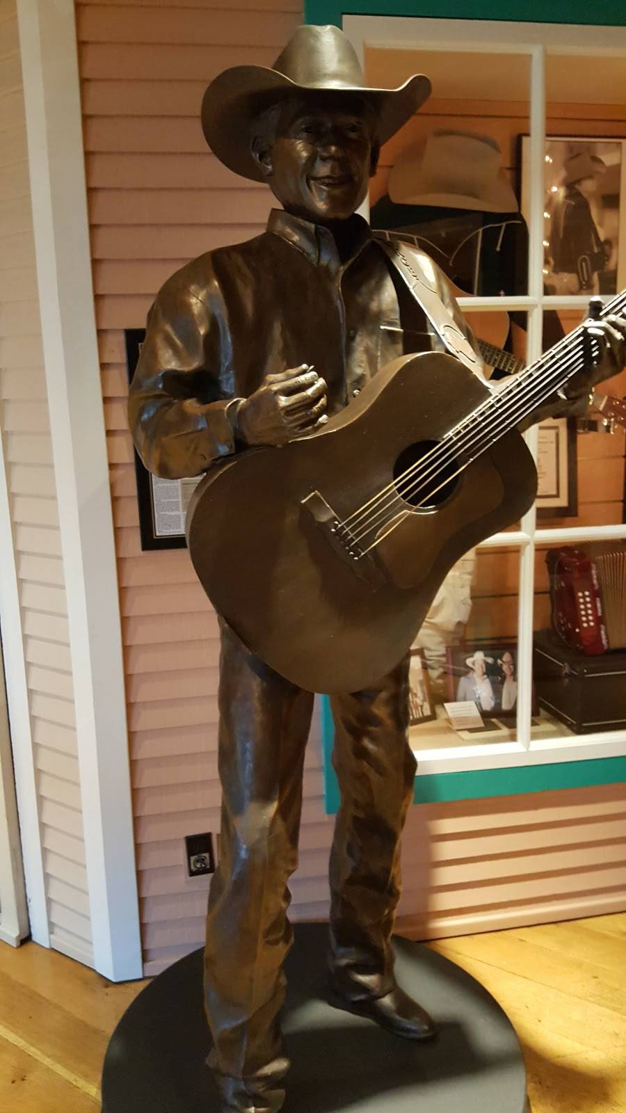 Buck Owens Crystal Palace | restaurant | 2800 Buck Owens Blvd, Bakersfield, CA 93308, USA | 6613287560 OR +1 661-328-7560