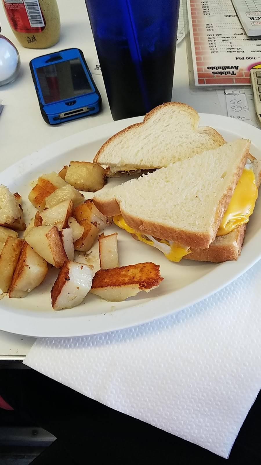 Joans Drive-In | restaurant | 164 Court St, Marshall, MO 65340, USA | 6608867771 OR +1 660-886-7771