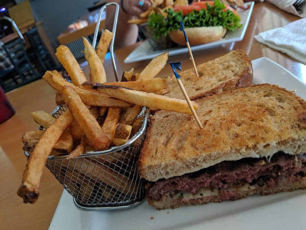 On Tap Bar & Grill | restaurant | 4 Park St, Essex Junction, VT 05452, USA | 8028783309 OR +1 802-878-3309