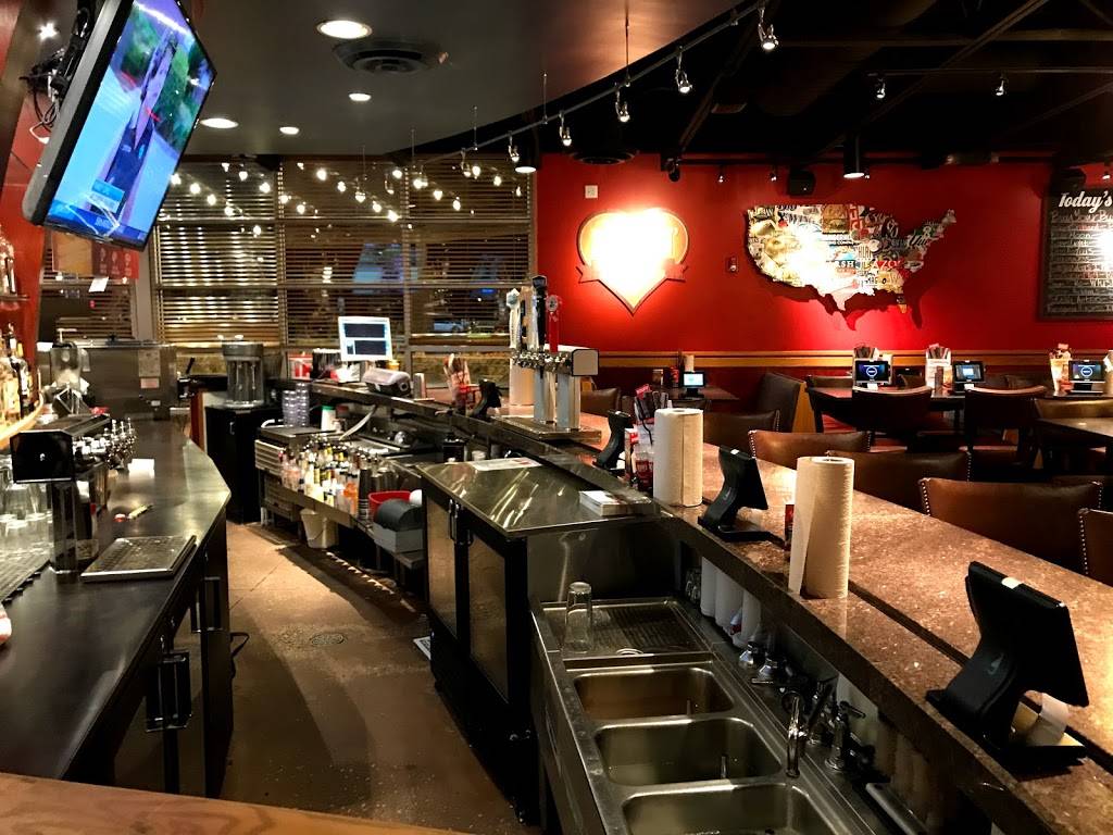 Red Robin Gourmet Burgers and Brews | restaurant | 9810 Riverside Pkwy, Tulsa, OK 74137, USA | 9182960072 OR +1 918-296-0072