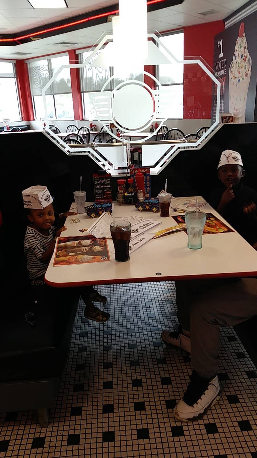 Steak n Shake | restaurant | 4929 N, NW Old Pike Rd, Gladstone, MO 64118, USA | 8164538003 OR +1 816-453-8003