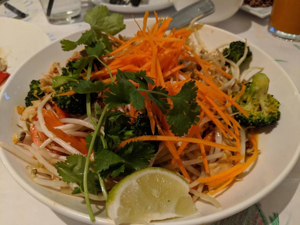 Gindi Thai Restaurant / Sushi / Bar | restaurant | 4017 W Riverside Dr, Burbank, CA 91505, USA | 8185671221 OR +1 818-567-1221