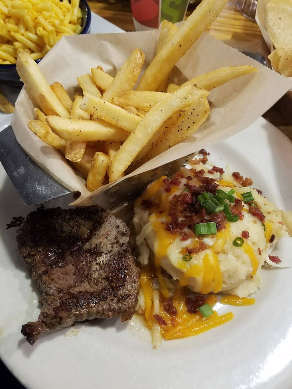 Chilis Grill & Bar | meal takeaway | 1079 N National Rd, Columbus, IN 47201, USA | 8123487596 OR +1 812-348-7596