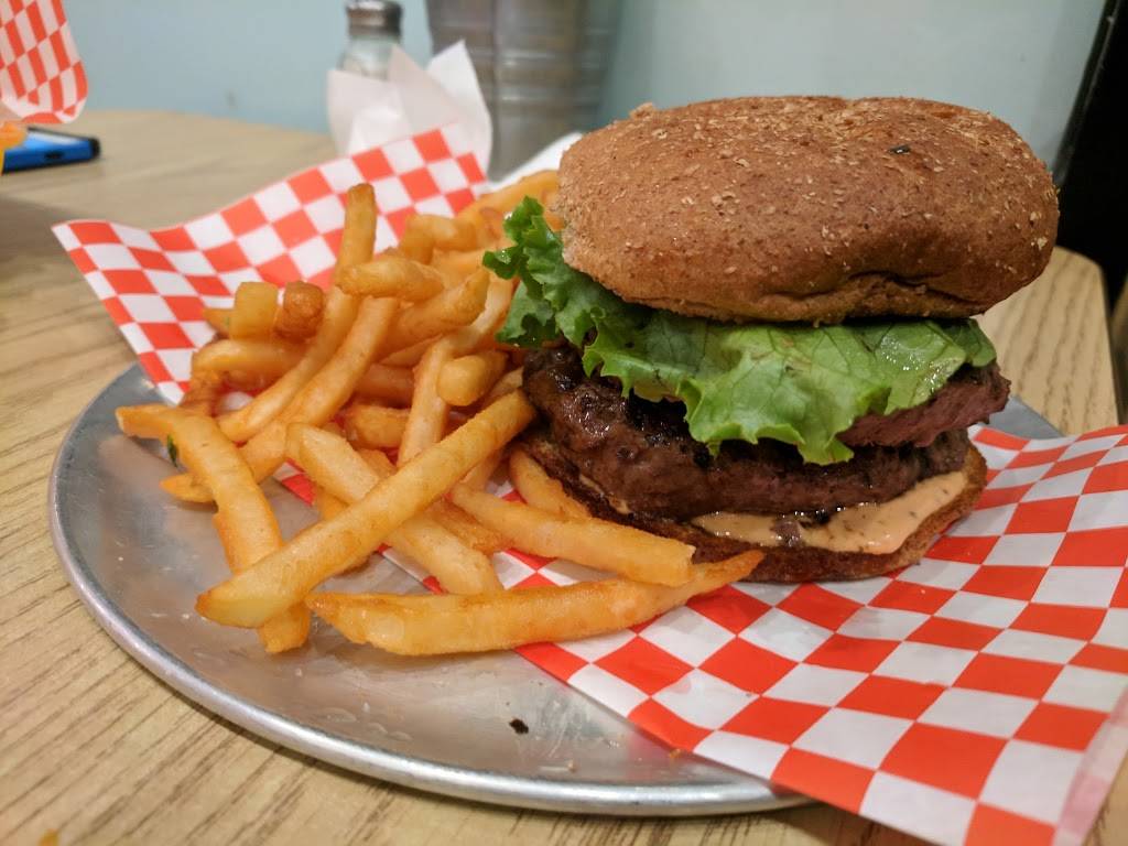 Papa Maks Burgers | restaurant | 3755 Noriega St, San Francisco, CA 94122, USA | 4153403171 OR +1 415-340-3171
