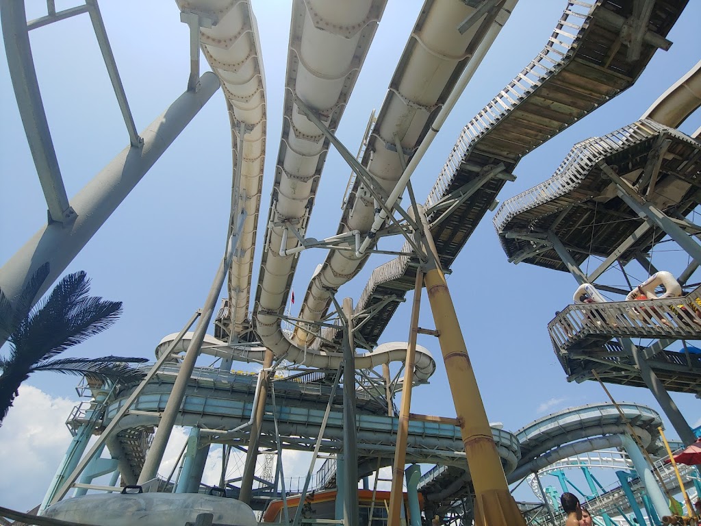 Ocean Oasis Water Park + Beach Club | restaurant | 2501 Boardwalk, Wildwood, NJ 08260, USA | 6095223900 OR +1 609-522-3900