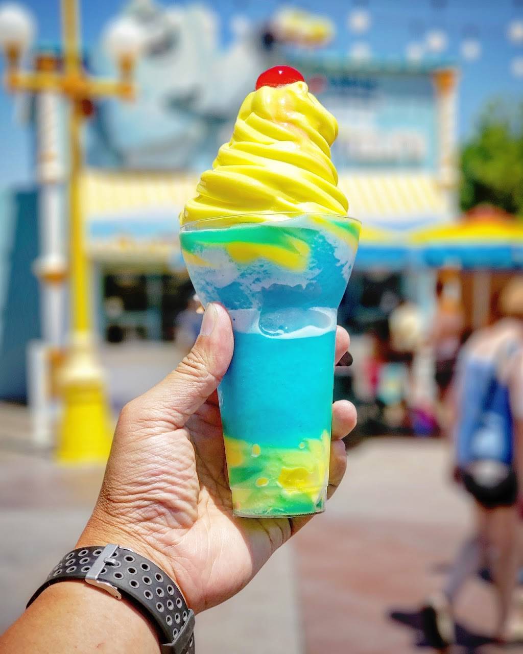 Adorable Snowman Frosted Treats | restaurant | 1313 S, Disneyland Dr, Anaheim, CA 92802, USA | 7147813463 OR +1 714-781-3463