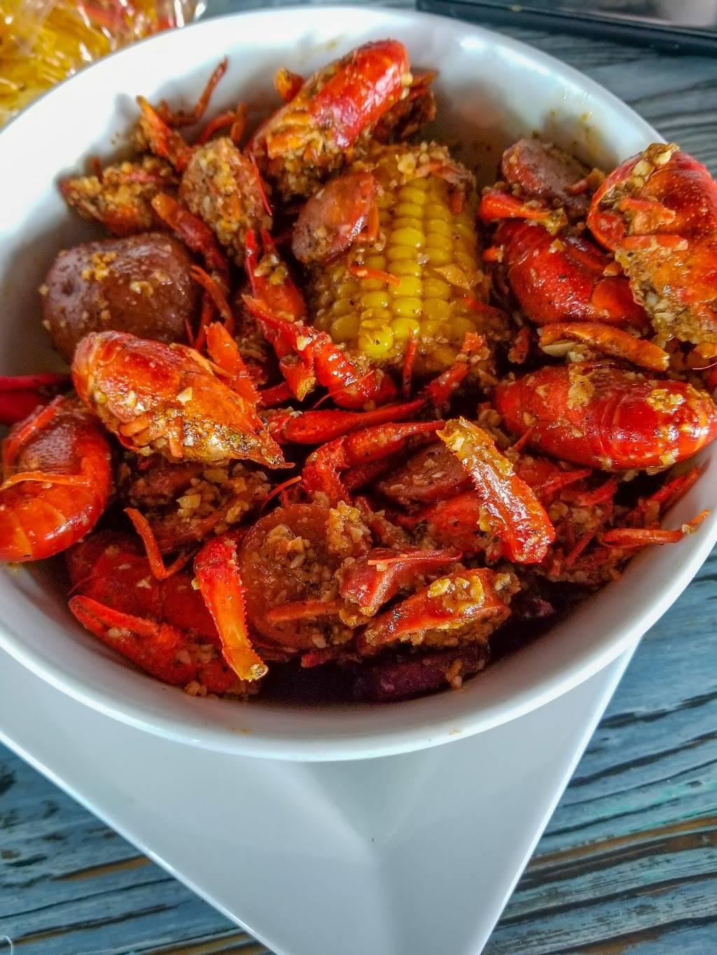 The Beach Tiki Bar & Boil | restaurant | 142 E Walled Lake Dr, Walled Lake, MI 48390, USA | 2486693322 OR +1 248-669-3322