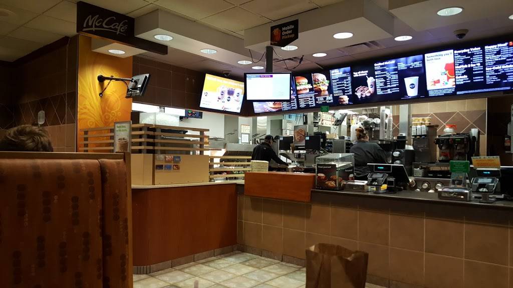 McDonalds | cafe | 15766 Manchester St, South Beloit, IL 61080, USA | 8157040071 OR +1 815-704-0071