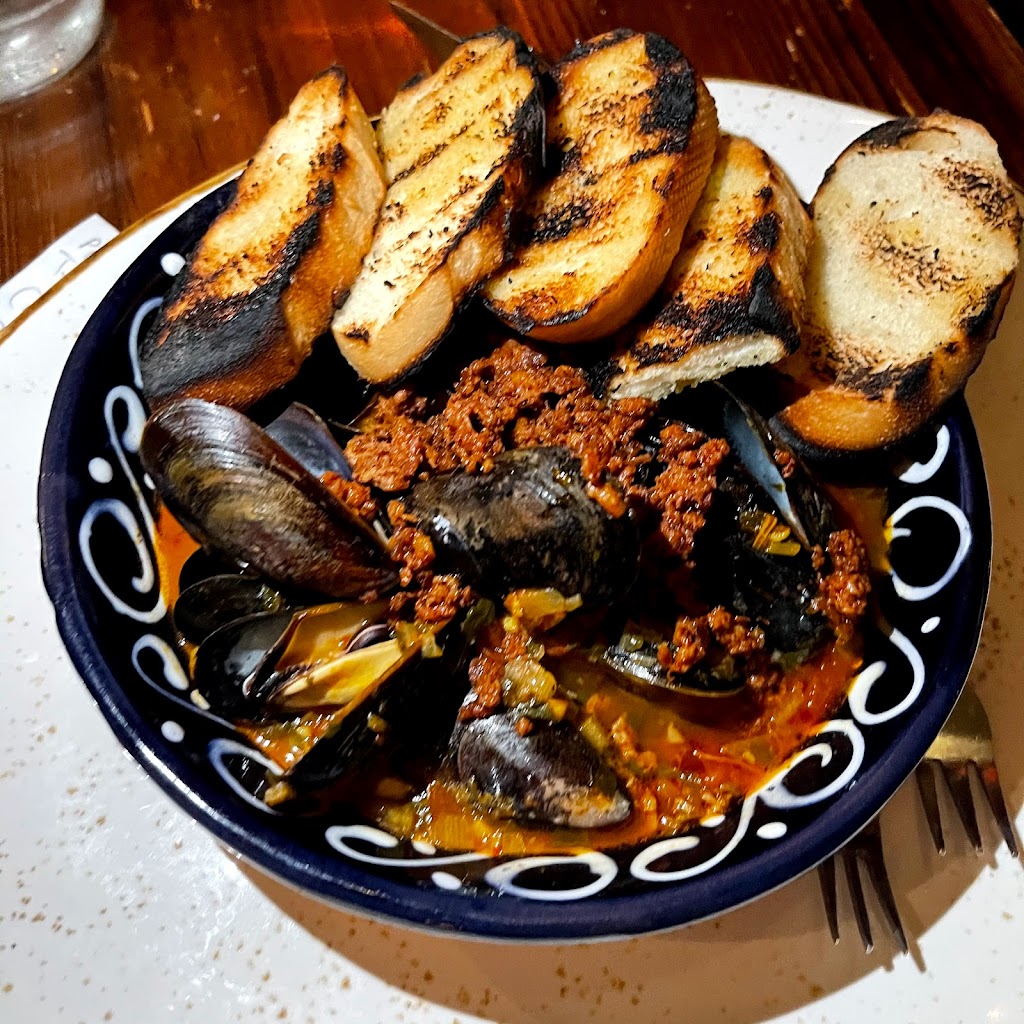 La Dama Mexican Kitchen & Bar | restaurant | 839 S 2nd St, Milwaukee, WI 53204, USA | 4146452606 OR +1 414-645-2606