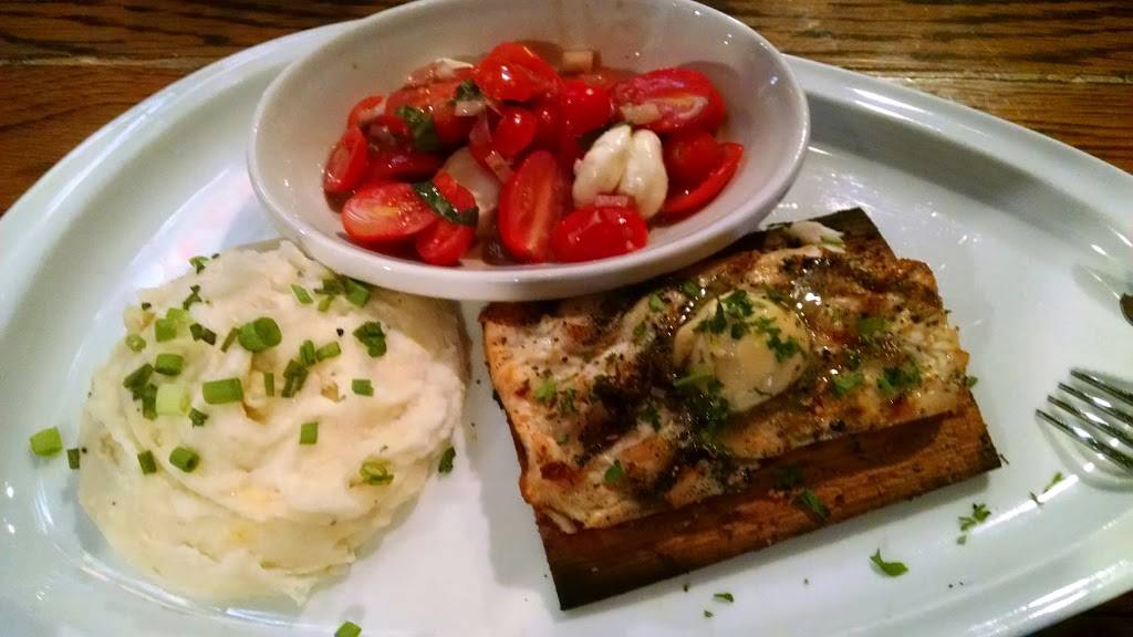 TGI Fridays | restaurant | 9 Brickyard Dr, Bloomington, IL 61701, USA | 3096622231 OR +1 309-662-2231