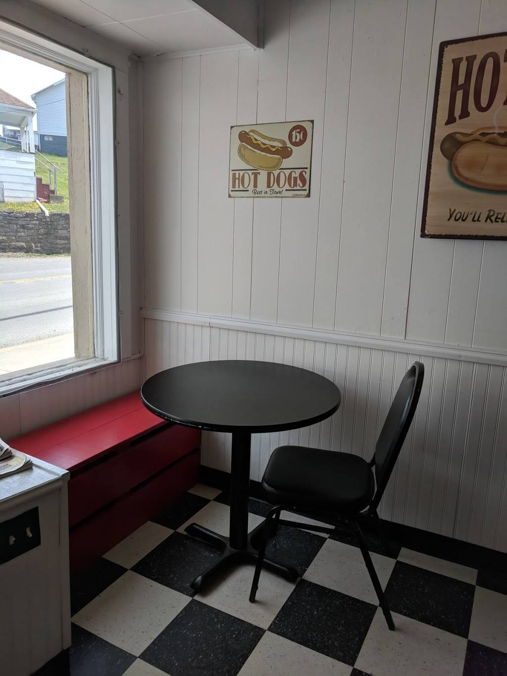Hometown Hotdogs Of Fairview | restaurant | 110 Main St, Fairview, WV 26570, USA | 3044492622 OR +1 304-449-2622