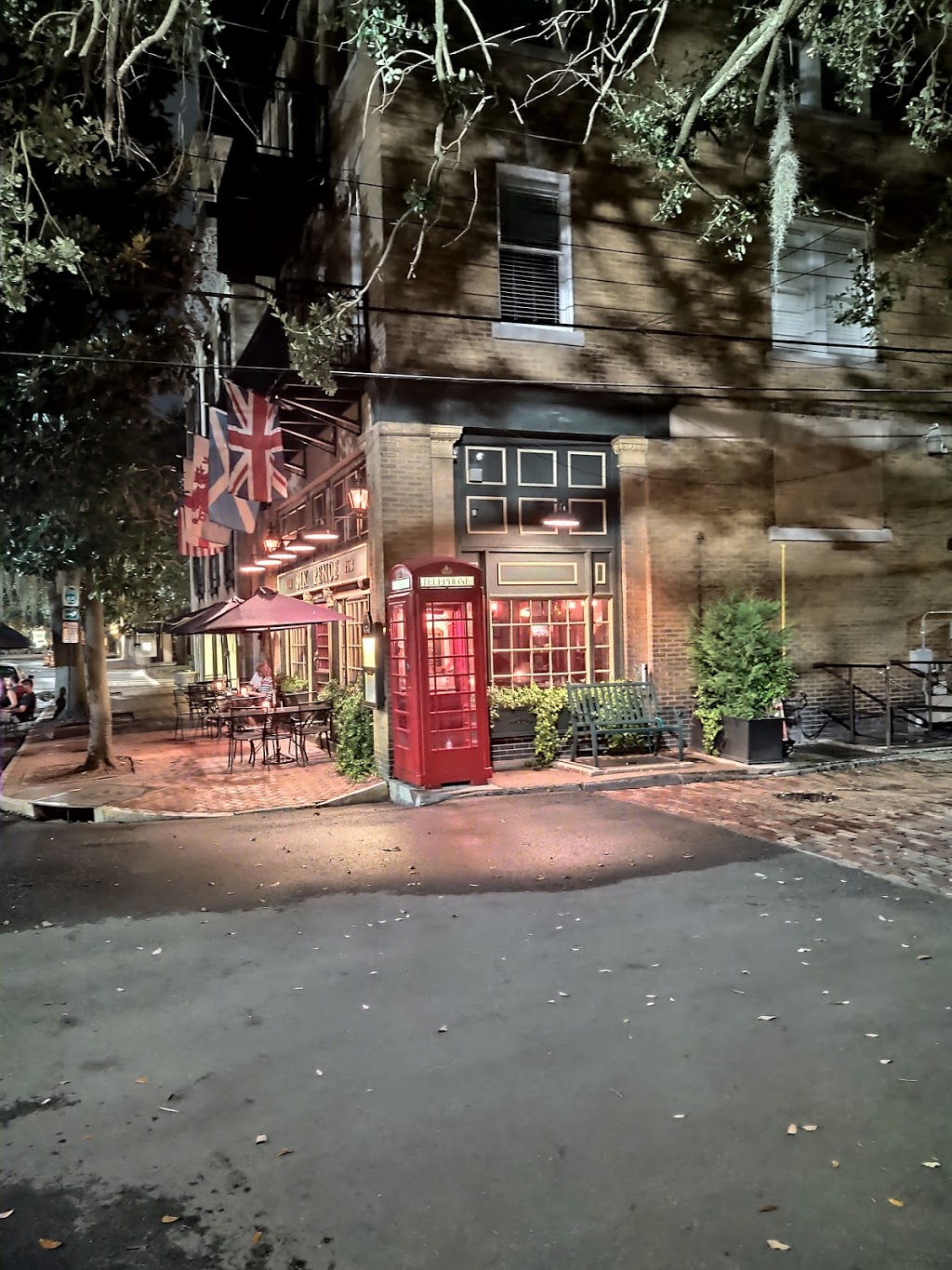 Six Pence Pub | restaurant | 245 Bull St, Savannah, GA 31401, USA | 9122333156 OR +1 912-233-3156