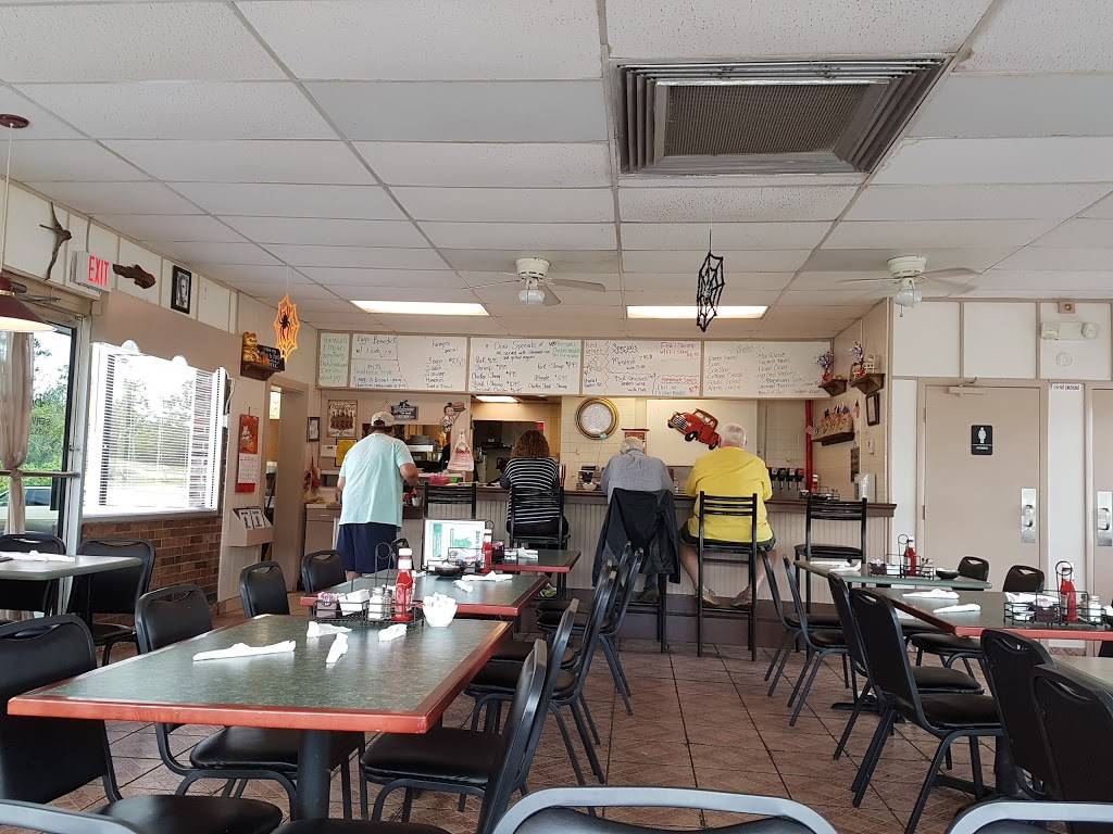 Dora Cafe | restaurant | 3201 N Hwy 19A, Mt Dora, FL 32757, USA | 3523832323 OR +1 352-383-2323