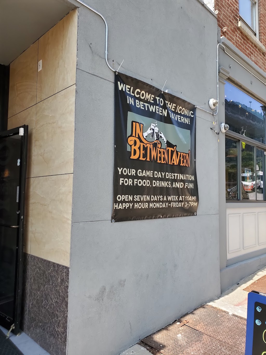 In Between Tavern | restaurant | 307 Sycamore St, Cincinnati, OH 45202, USA | 5136217009 OR +1 513-621-7009