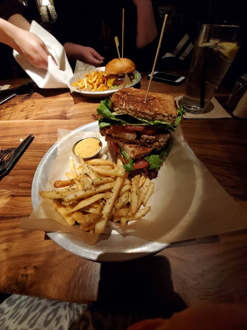 Lazy Dog Restaurant & Bar | restaurant | 436 S, Illinois Rte 59, Naperville, IL 60540, USA | 6304817301 OR +1 630-481-7301