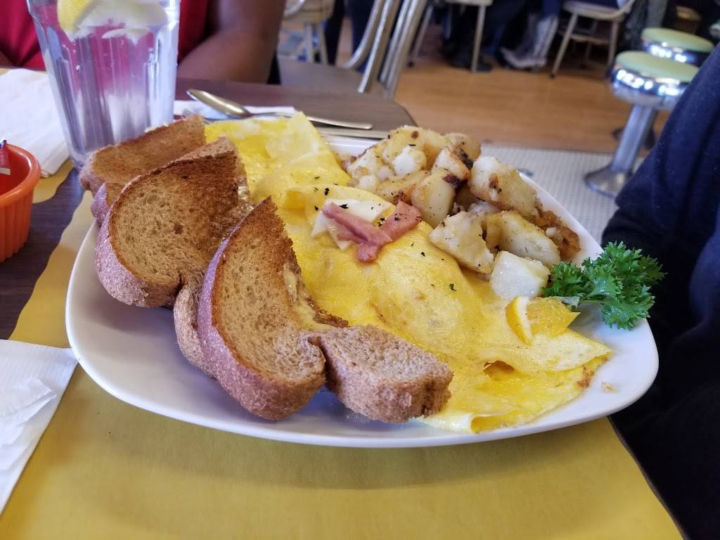 J.P. Spoonems | restaurant | 1678 Broad St, Providence, RI 02905, USA | 4019413550 OR +1 401-941-3550