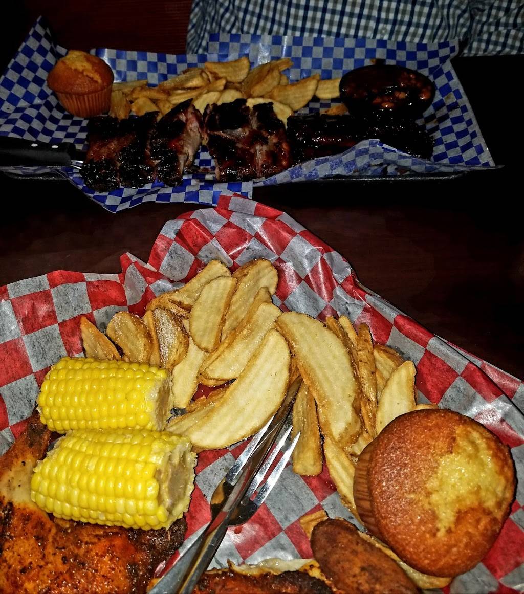 Famous Daves Bar-B-Que | meal takeaway | 2911 Mall Dr, Eau Claire, WI 54701, USA | 7158352227 OR +1 715-835-2227