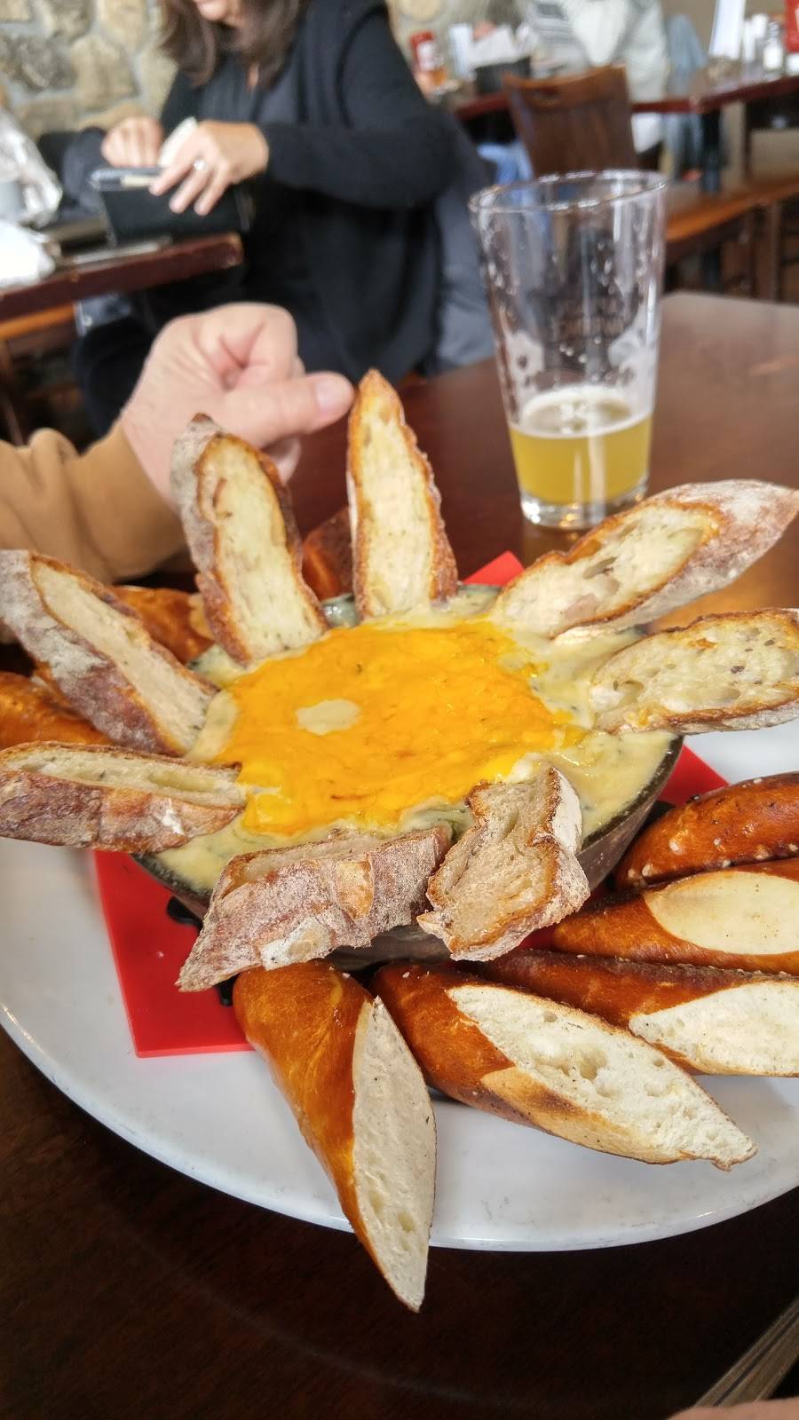 The Hideaway Kitchen & Bar | restaurant | 30 Grove St, Ridgefield, CT 06877, USA | 2034387676 OR +1 203-438-7676