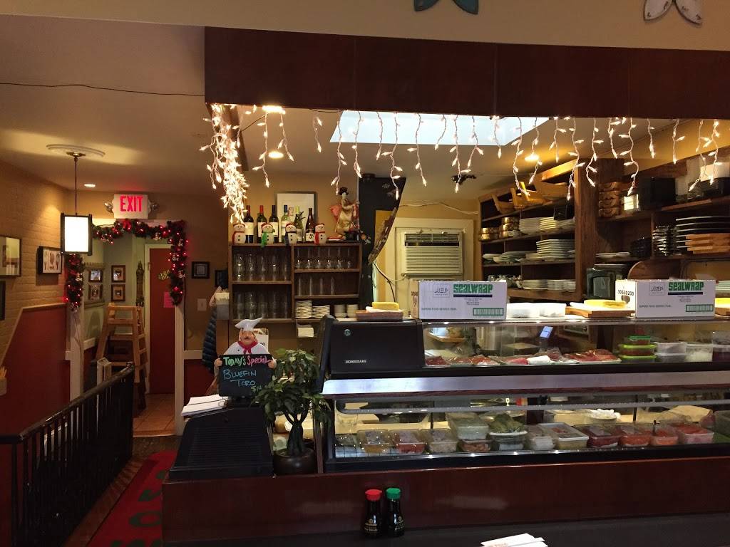 Momo Sushi & Cafe | restaurant | 212 Queen St, Alexandria, VA 22314, USA | 7032999092 OR +1 703-299-9092