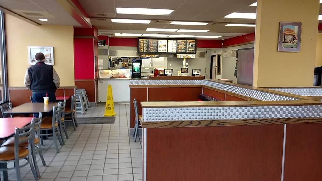 Hardees | restaurant | 108 N 4th St, Chillicothe, IL 61523, USA | 3092742747 OR +1 309-274-2747