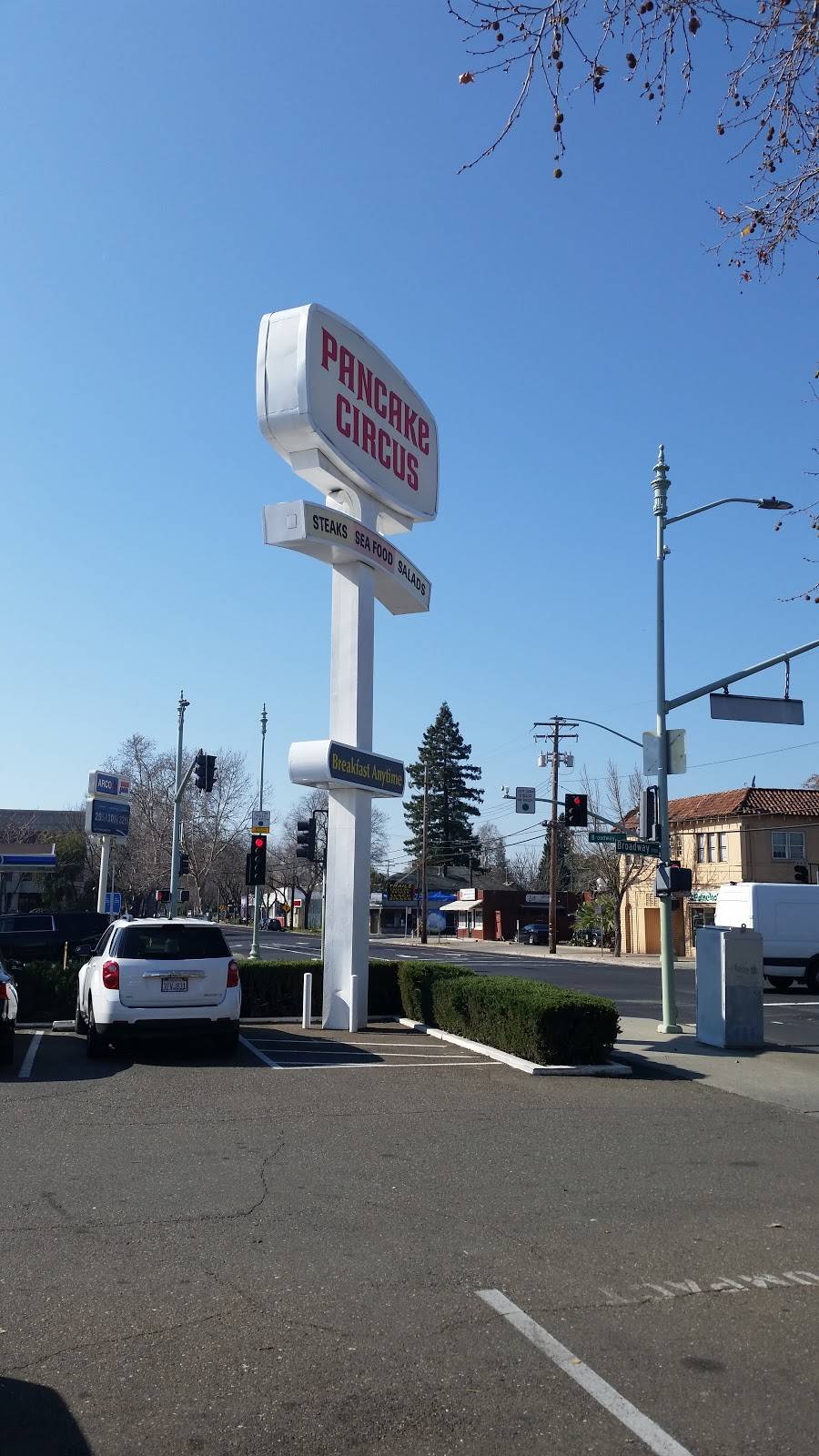 Pancake Circus | restaurant | 2101 Broadway, Sacramento, CA 95818, USA | 9164523322 OR +1 916-452-3322