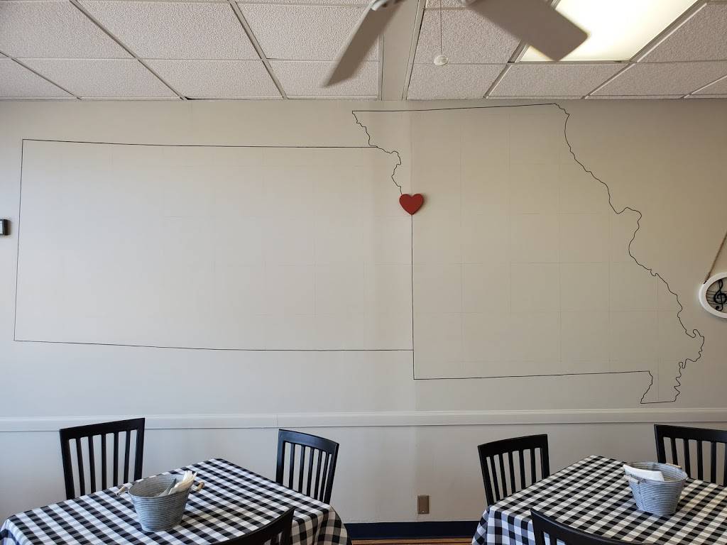 Paulie Ds Pizza | restaurant | 5735 Johnson Dr, Mission, KS 66202, USA | 9136085544 OR +1 913-608-5544