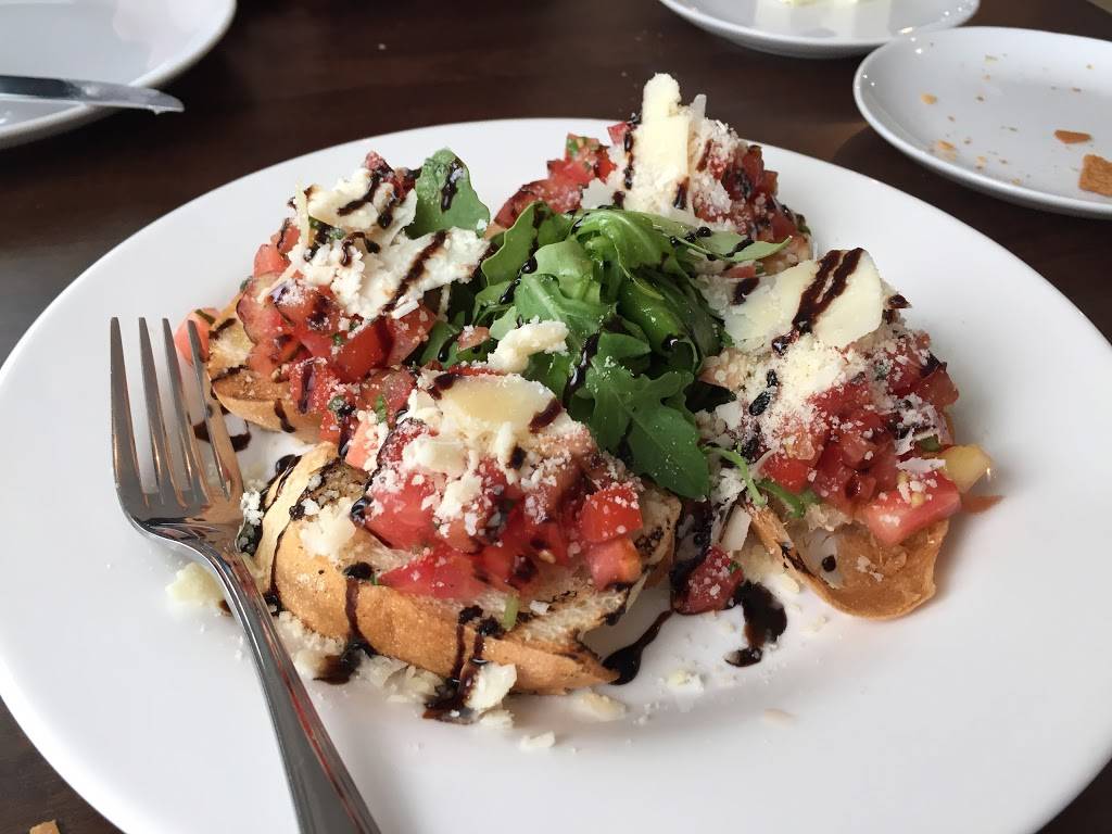 Ninos Restaurant & Bar | restaurant | 7 B Everett St, Revere, MA 02151, USA | 7816293494 OR +1 781-629-3494