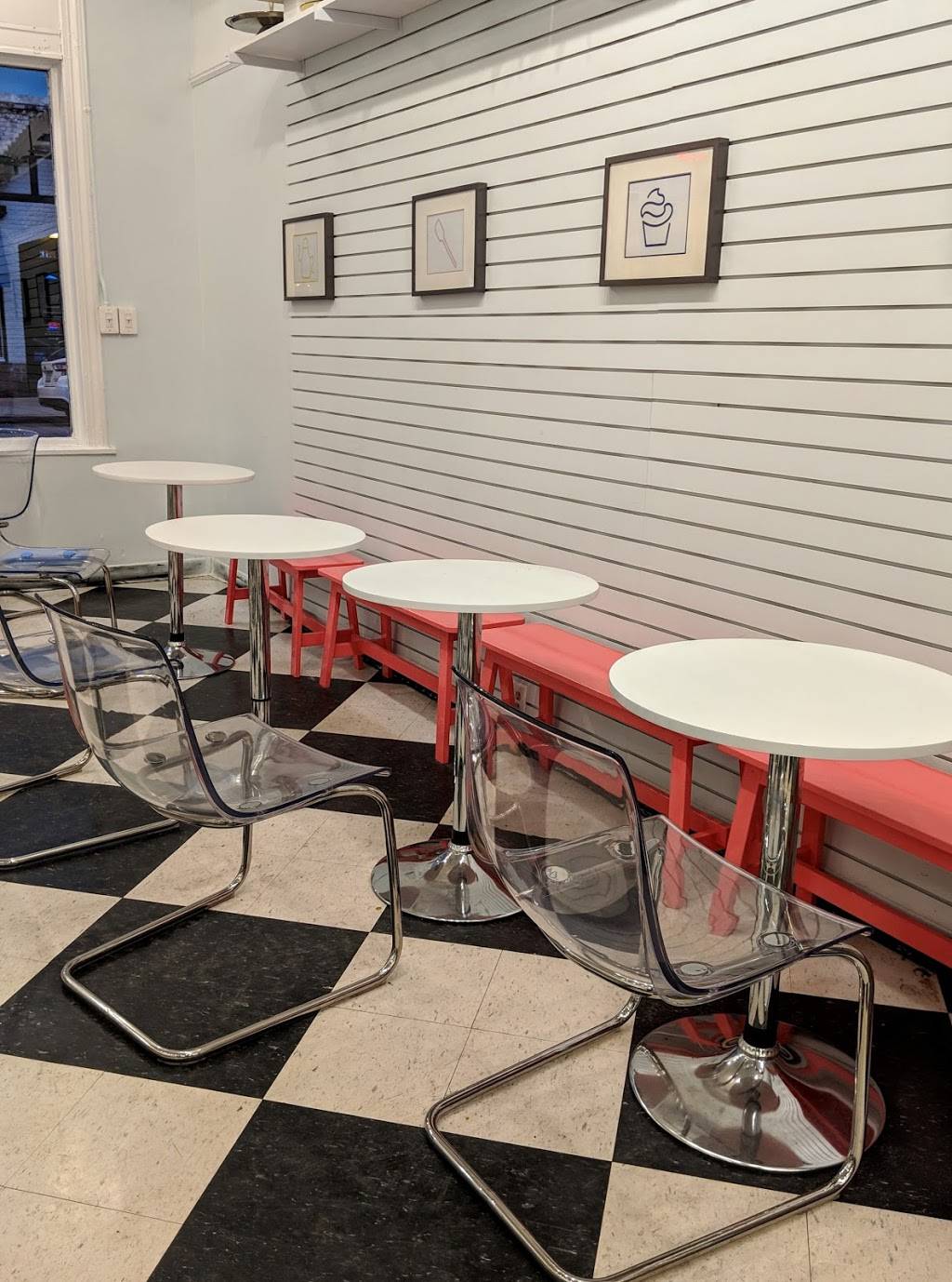 Carytown Cupcakes | meal takeaway | 3111 W Cary St, Richmond, VA 23221, USA | 8043552253 OR +1 804-355-2253