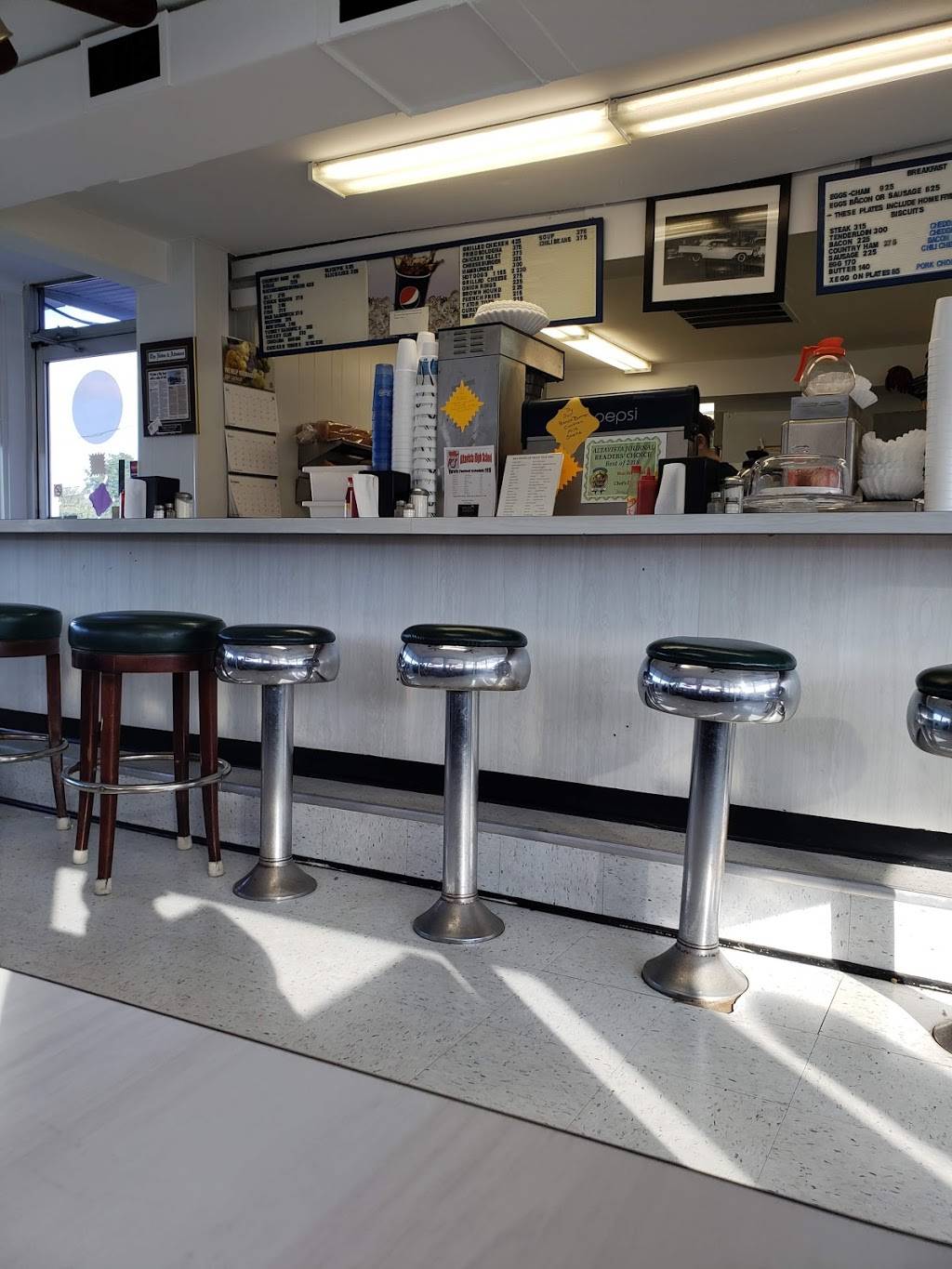 Chefs Drive-In | restaurant | 1101 Main St, Altavista, VA 24517, USA | 4343695590 OR +1 434-369-5590