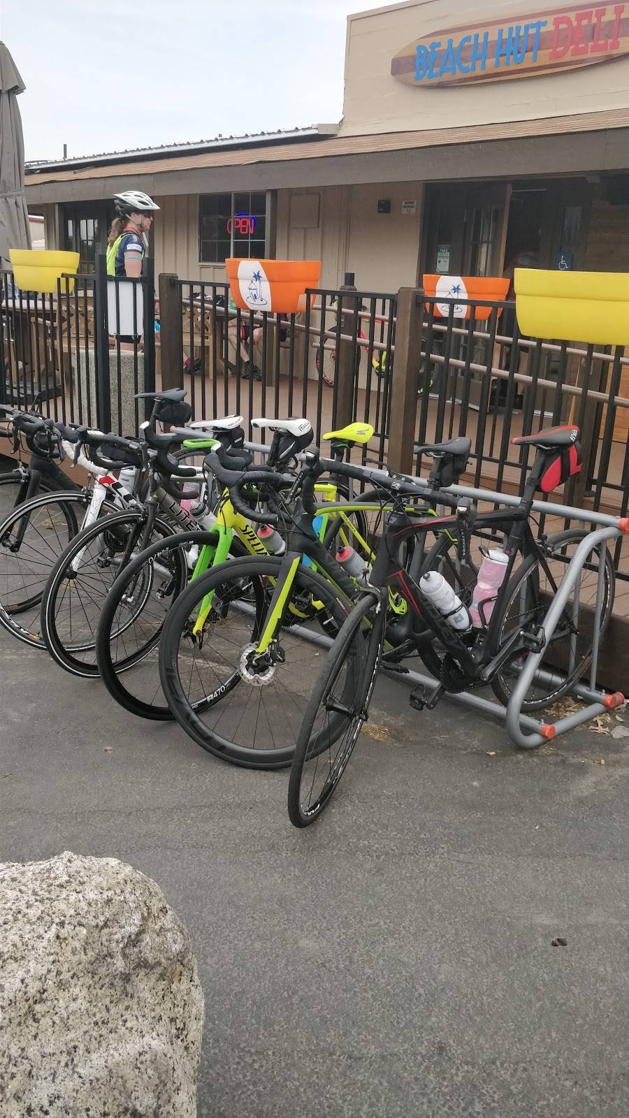 Beach Hut Deli | restaurant | 2210 Taylor Rd, Penryn, CA 95663, USA | 9162592847 OR +1 916-259-2847