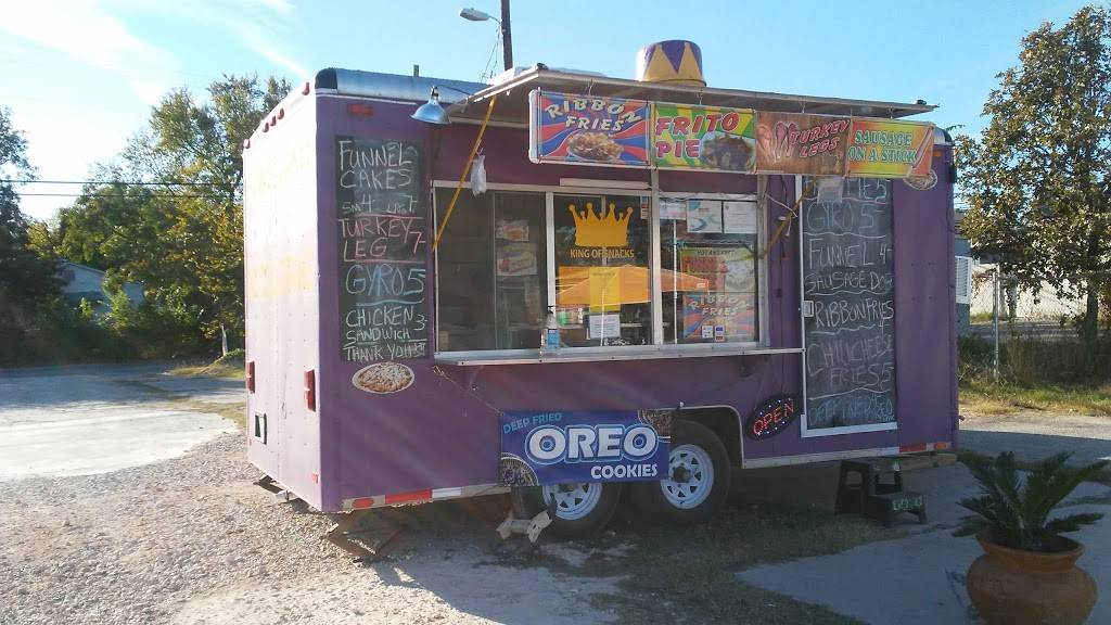 King of Snacks | restaurant | 128 S Guadalupe St, San Marcos, TX 78666, USA | 2105528337 OR +1 210-552-8337