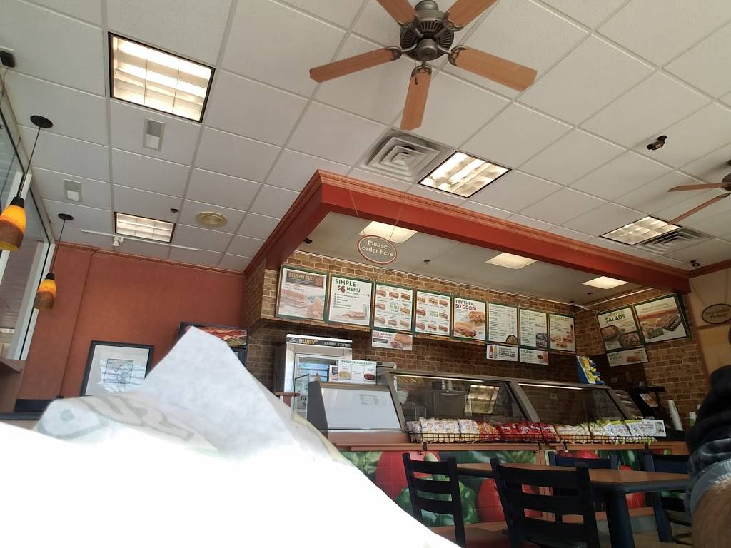 Subway Restaurants | restaurant | 826 E Nerge Rd, Roselle, IL 60172, USA | 6303518810 OR +1 630-351-8810