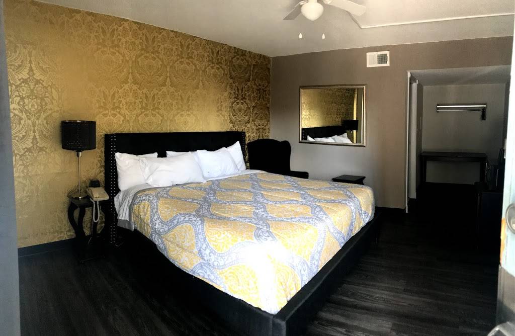 Village Inn | restaurant | 3001 W Wisconsin Ave, Milwaukee, WI 53208, USA | 4143447500 OR +1 414-344-7500