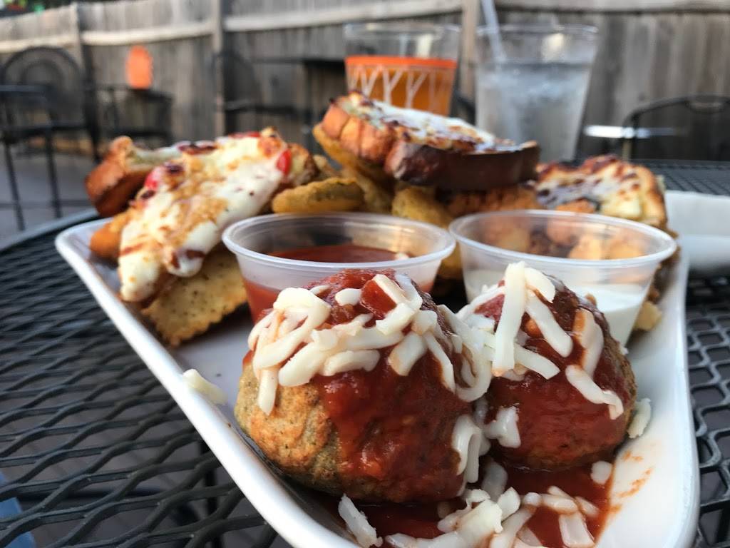 Michaels Restaurant | restaurant | 415 Broadway, Highland, IL 62249, USA | 6186548678 OR +1 618-654-8678