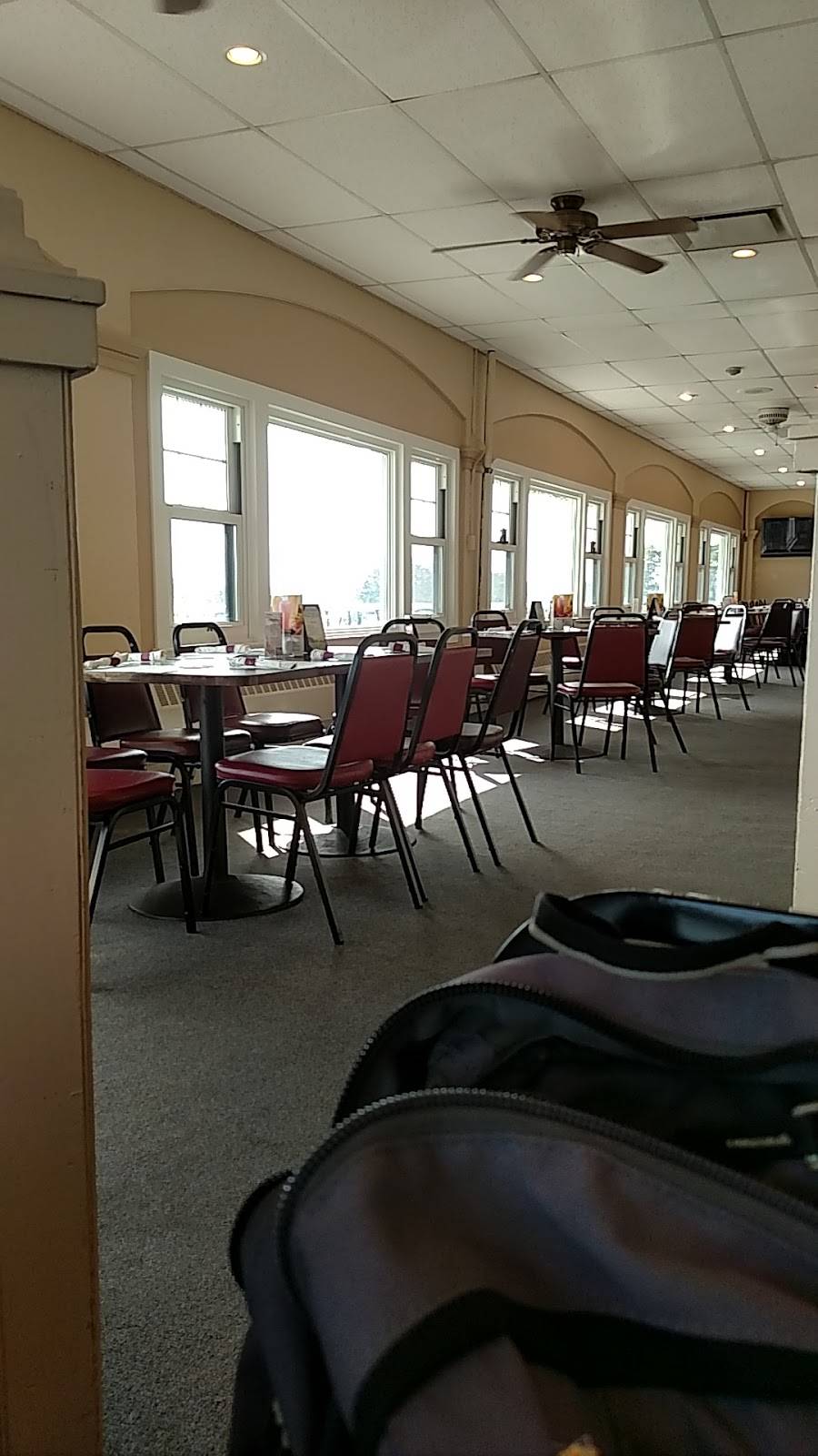 Par Four Restaurant | restaurant | 93 Plant St, Groton, CT 06340, USA | 8604469146 OR +1 860-446-9146