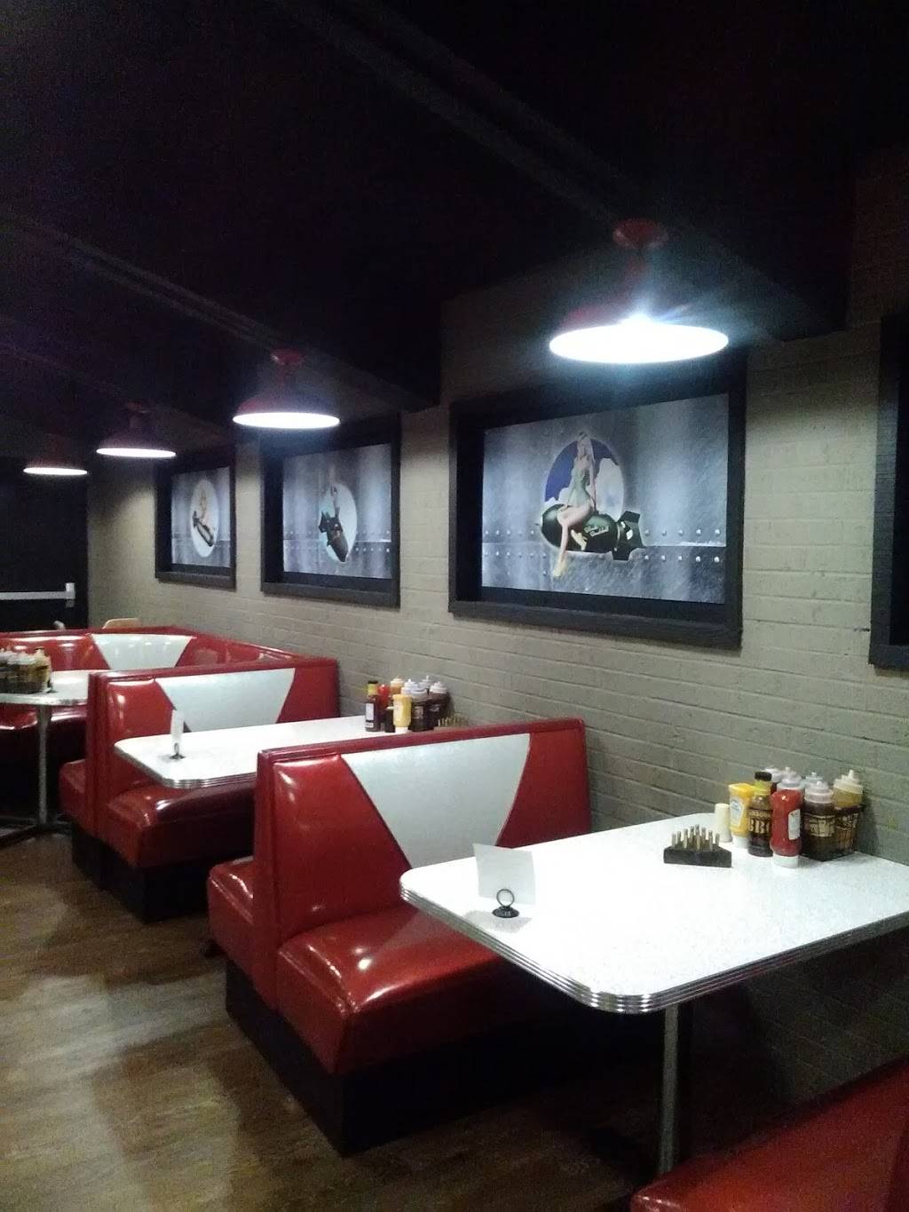 Bombshells Burgers & BBQ | restaurant | 2134 5th Street Rd, Huntington, WV 25701, USA | 6812043994 OR +1 681-204-3994