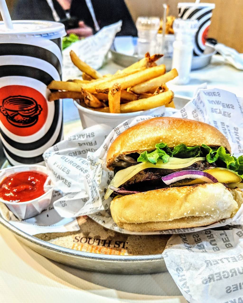 South St. Burger | restaurant | 3021 Argentia Rd, Mississauga, ON L5N 8P7, Canada | 9058244269 OR +1 905-824-4269