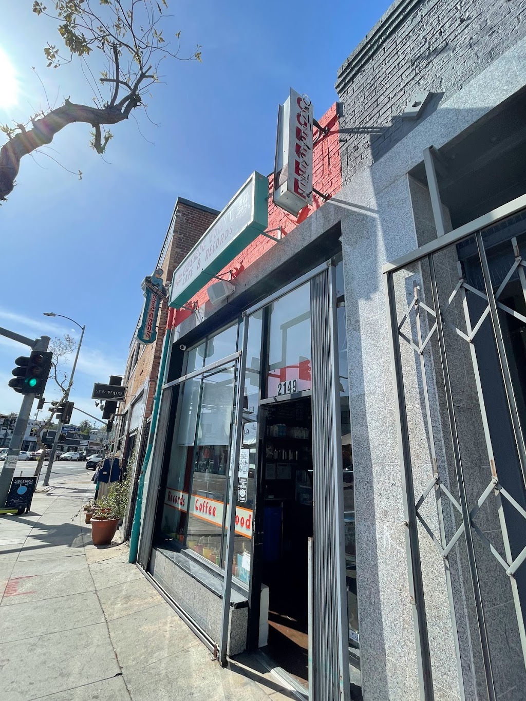 Cosmic Vinyl Cafe | cafe | 2149 Sunset Blvd, Los Angeles, CA 90026, USA | 2135683113 OR +1 213-568-3113