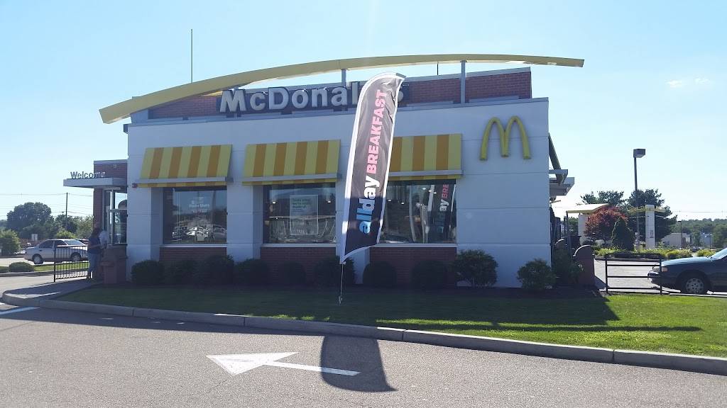 McDonalds | cafe | 250 Highland Ave, Seekonk, MA 02771, USA | 5083363430 OR +1 508-336-3430