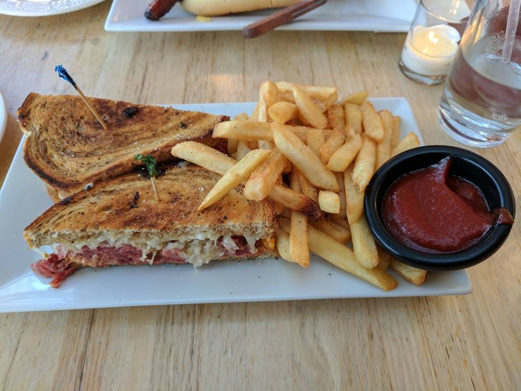 The Main Pub | restaurant | 306 Main St, Manchester, CT 06040, USA | 8606471551 OR +1 860-647-1551