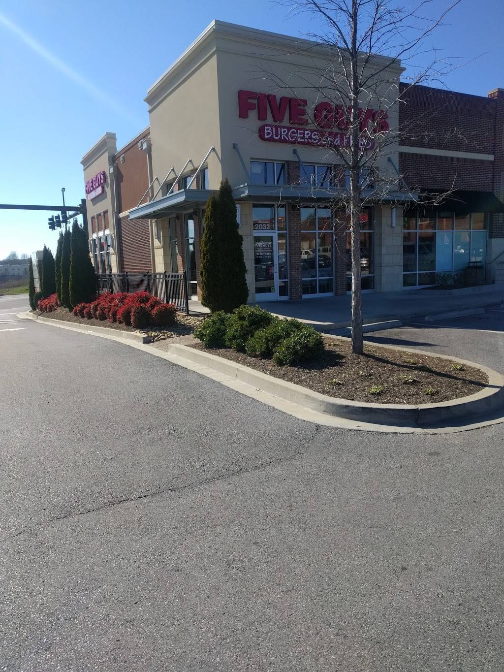 Five Guys | meal takeaway | 2032 Town Center Blvd, Knoxville, TN 37922, USA | 8656900035 OR +1 865-690-0035