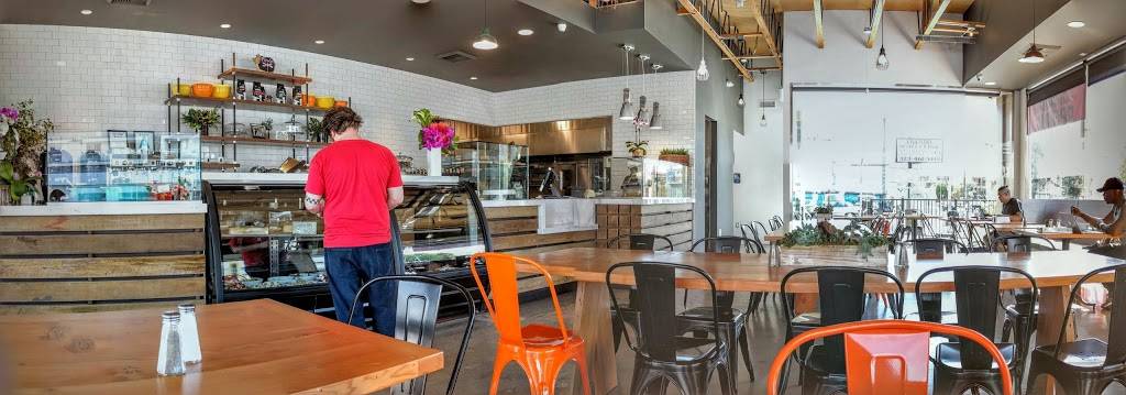 Hunter and Charlies | restaurant | 1050 Vine St, Los Angeles, CA 90038, USA | 3238484790 OR +1 323-848-4790